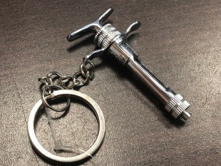 Сувенир брелок " Шприц карпульный" фото 1765